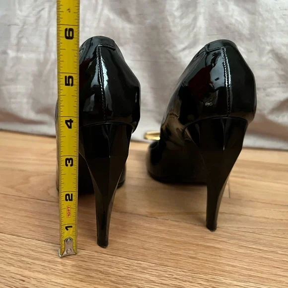 Roger Vivier patent leather gold logo high heels shoes 35,5 us 5,5